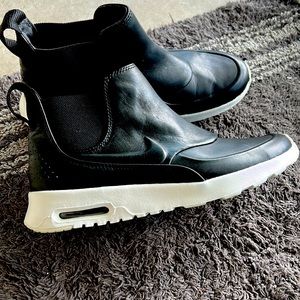 Nike Air max THEA MID casual shoe. Black leather size 7. Worn once.